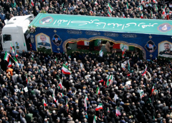 Warga Iran Menyemut, Iringi Pemakaman Ali Larijani