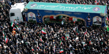 Warga Iran Menyemut, Iringi Pemakaman Ali Larijani